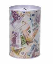 Grote spaarpot euro biljetten stapel
